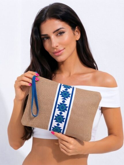 Τσάντα χειρός clutch από φυσική γιούτα με μπλε και τυρκουάζ έθνικ σχέδιο, χερούλι χειρός και φερμουάρ, ιδανική για boho και καλοκαιρινό στυλ.