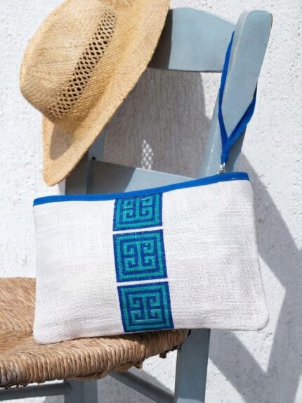Τσάντα χειρός clutch από γιούτα σε λευκό και μπλε με σχέδιο μαίανδρων και κλείσιμο με φερμουάρ