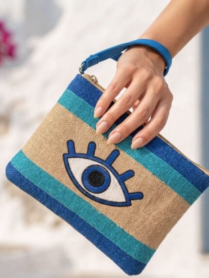 Τσάντα χειρός clutch από φυσική γιούτα σε μπλε και τυρκουάζ με μεγάλο σχέδιο ματιού σε μπλε και χρυσό, χερούλι χειρός και φερμουάρ, ιδανική για Greek chic και καλοκαιρινό στυλ.
