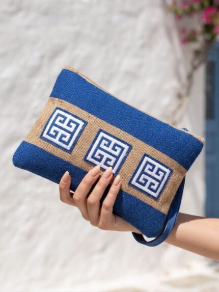 Τσάντα χειρός clutch από φυσική γιούτα σε φυσικό και μπλε χρώμα με λευκούς μαίανδρους, κλείσιμο με φερμουάρ και καλοκαιρινό Greek chic boho στυλ.
