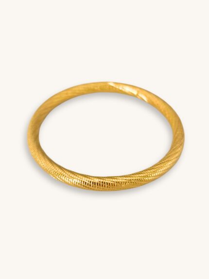 Χρυσό βραχιόλι bangle με στριφτό σχέδιο.