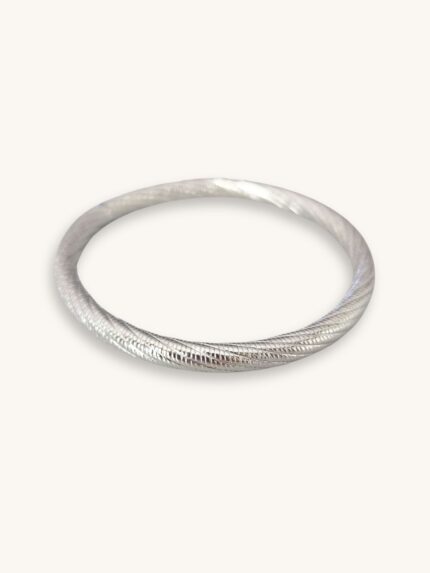 Ασημί βραχιόλι bangle με στριφτό σχέδιο.