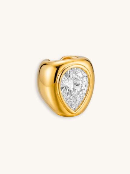 Χρυσό ear cuff από επιχρυσωμένο ατσάλι με λευκό κρύσταλλο σε σχήμα σταγόνας.