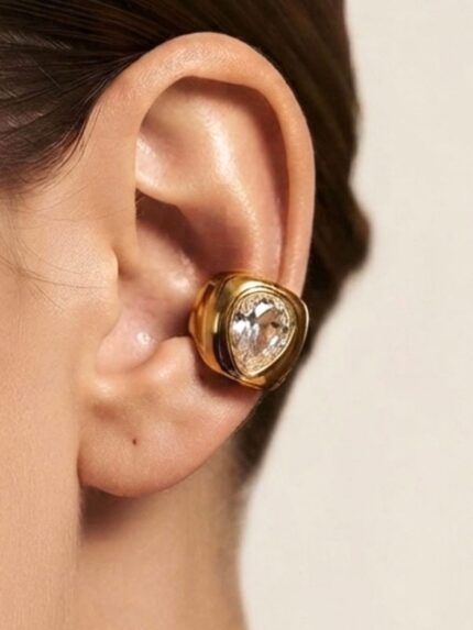 Χρυσό ear cuff από επιχρυσωμένο ατσάλι με λευκό κρύσταλλο σε σχήμα σταγόνας.